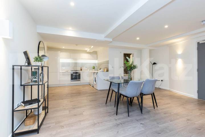 spacious 1 bedroom warehouse conversion with bi folding partition wall Tyssen Street - Springfield House, Dalston